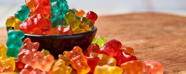 des gummies cbd de toutes les couleurs sur une table